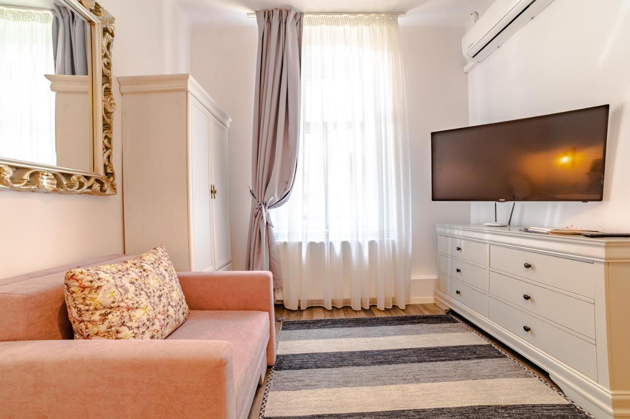 Albert Residence With Complimentary Parking บราชอฟ ภายนอก รูปภาพ